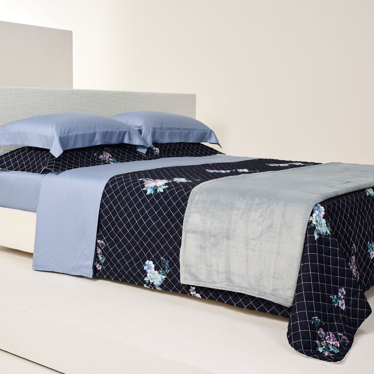 10 01 0384 Colcha Bambu Bouquet Marinho Lilas 002